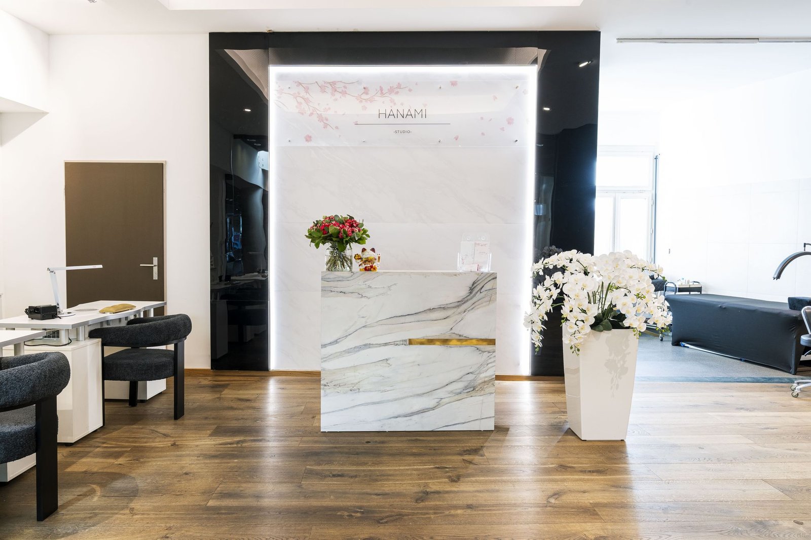 Empfang mit Hanami Schild, Orchideen und Blumen im Studio am Claraplatz