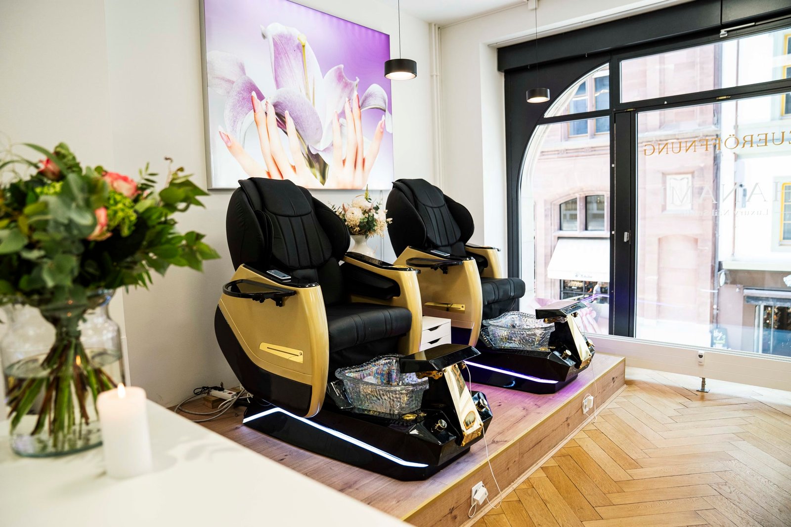 Goldschwarze Pedikürethrone im Hanami Studio Freie Strasse
