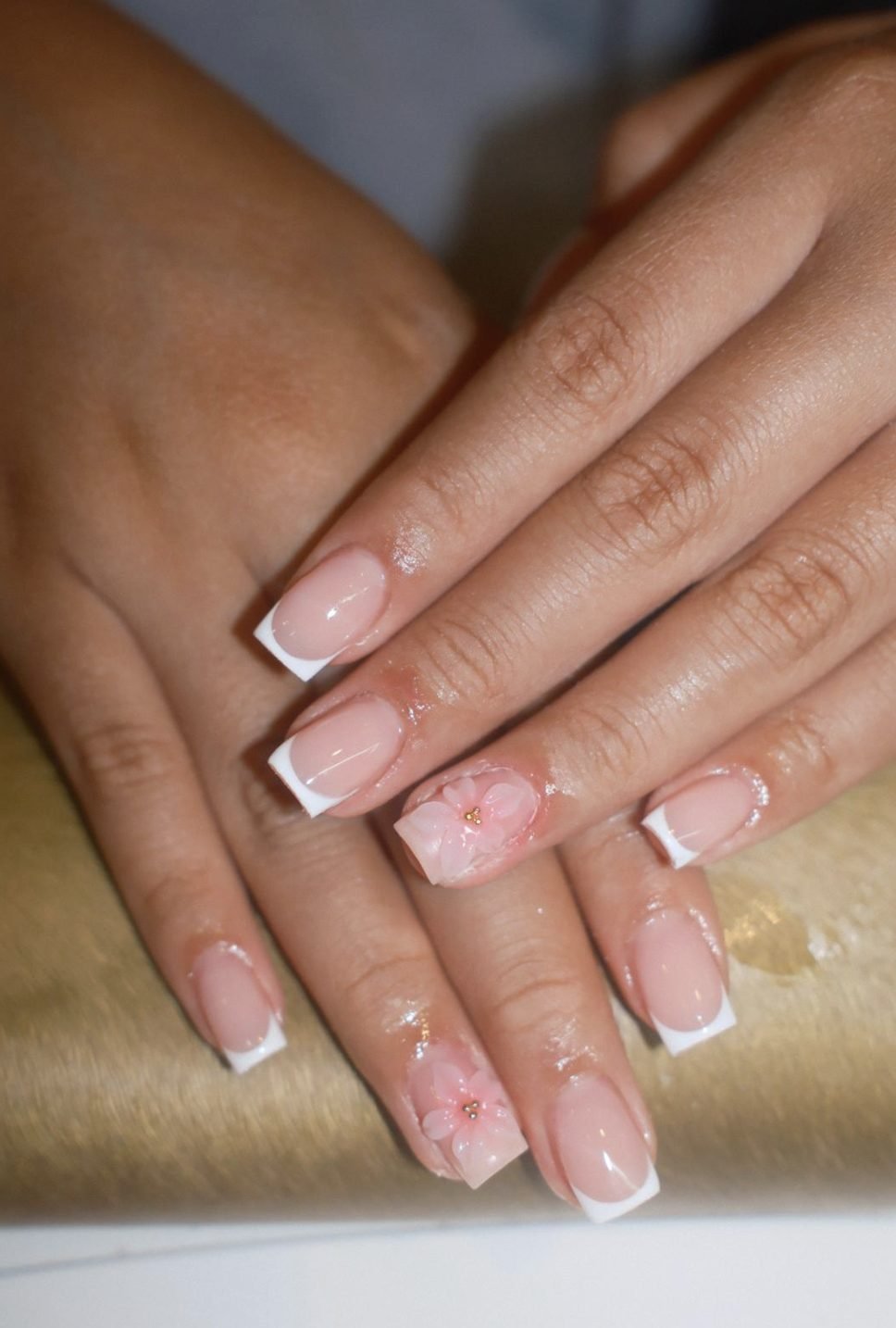 French Nails mit Blüten-Design