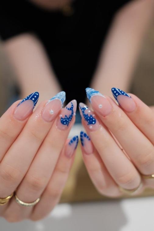 Blaue Nail Art mit Wellen-Muster, Punkten und Perlen