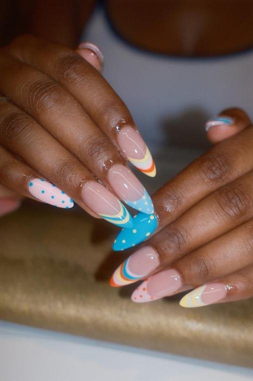 Nude Nägel mit bordeauxroter Spitze und kleiner Blüte