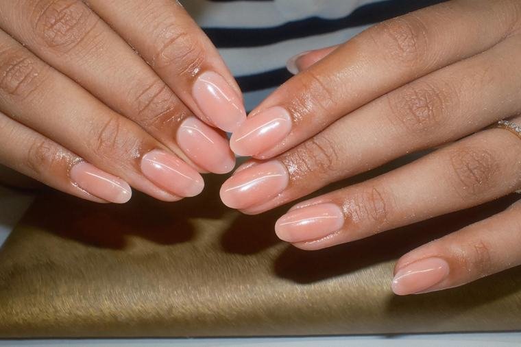French Nails mit zartem Blätter-Design und Goldperle