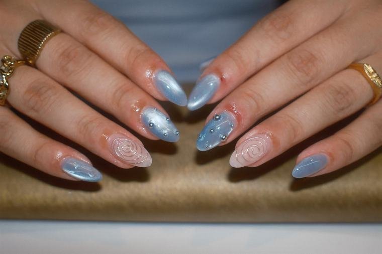 French Nails mit weisser 3D-Blüte und Goldperle