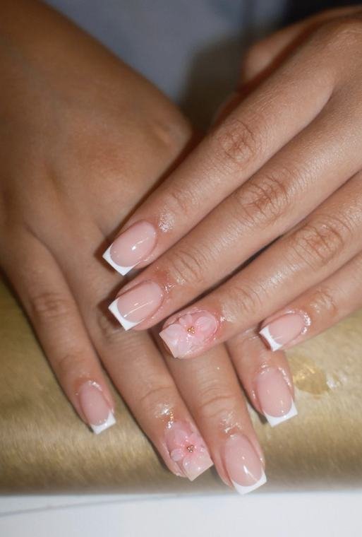French Nails mit zartem Blüten-Design und Goldperle