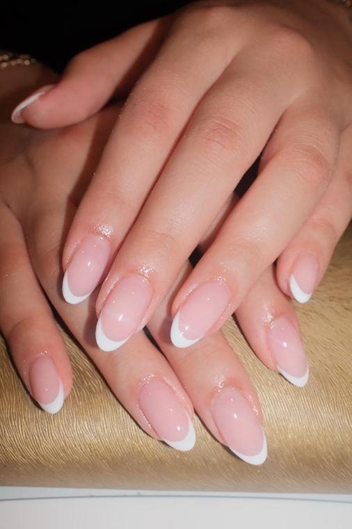 Weisse French-Nägel in klassischer Ovalform