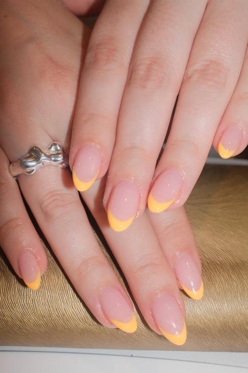 French Nails mit sonnengelber Spitze